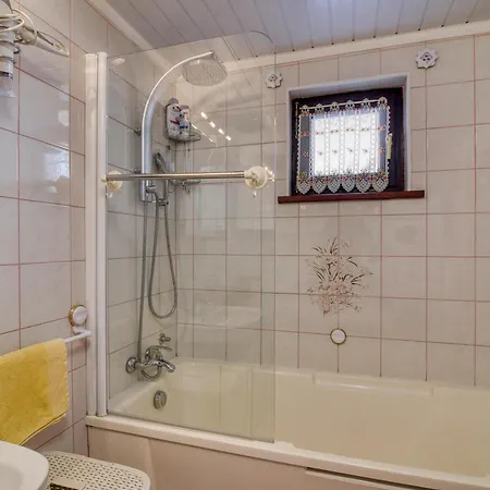 Forest Retreat Bonidesa - Terrace & Jacuzzi - Happy Rentals *